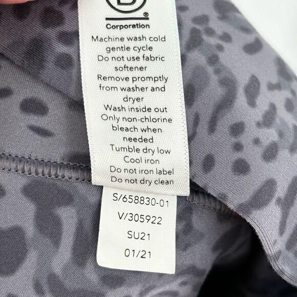 Athleta SALUTATION STASH POCKET II CAPRI LEOPARD Gray Lavender XSP - Picture 9 of 10